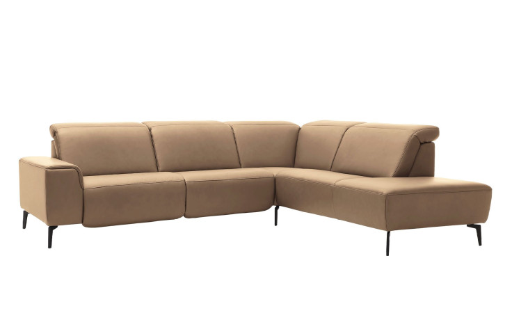 Basis-Ecksofa MR 1320 in einem Echtleder-Bezug in Nougat. Schräge Frontansicht
