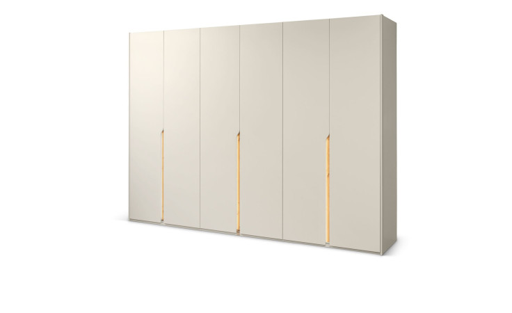 Set aus einem Musterring-Drehtürenschrank „Venice“, 301 cm breit, 6 Türen, schlanke Griffe mit Holzakzenten, moderner Stil in Beige.