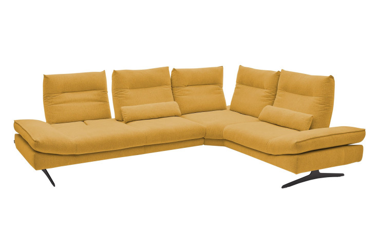 Komfort-Ecksofa Musterring MR 2795, in der Farbausführung Curry, Schrägansicht mit Sitztiefenverstellung
