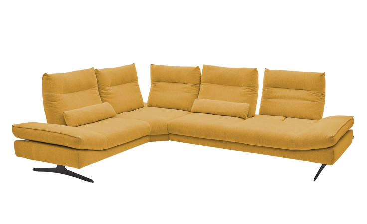 Basis-Ecksofa Musterring MR 2795, in der Farbausführung Curry, Schrägansicht mit Sitztiefenverstellung