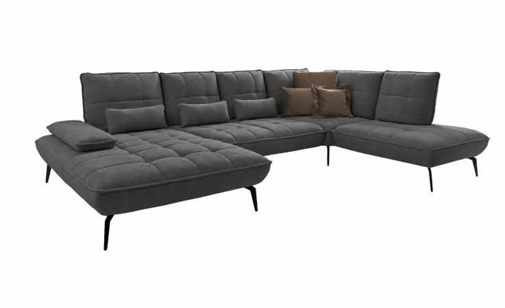 Vito Komfort-Wohnlandschaft Ticona Plus, dunkelgraues L-förmiges Sofa mit gesteppten Sitzflächen, braunen Kissen und schwarzen Beinen.