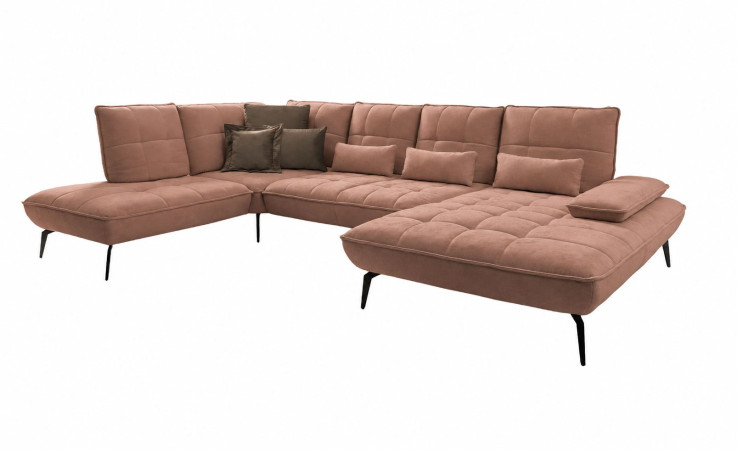U-förmige Komfort-Wohnlandschaft vito Ticona Plus in Altrosa mit gesteppten Sitzflächen und dunklen Akzentkissen.