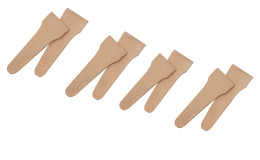 Acht diagonal angeordnete Raclettespatel Arbon-Utensilien auf weißem Hintergrund.