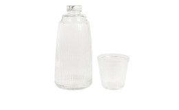 Flasche mit Trinkglas