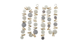 Die Capiz-Girlande Nerida 180 cm besteht aus weißen Scheiben und Holzstäben, die vertikal an Schnüren aufgereiht sind.