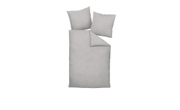 Platin Satin-Bettwäsche 155 x 220 cm Set mit Bettdecke und zwei Kissen auf weißem Hintergrund arrangiert.