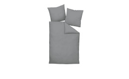 Ein Satin-Bettwäsche 155 x 220 cm Graphit-Set mit drei Kissen auf weißem Hintergrund.