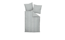 Satin-Bettwäsche 135 x 200 cm Grau Set mit zwei Kissenbezügen und passendem Deckenbezug auf weißem Hintergrund.