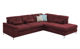Komfort-Ecksofa plano|FORM Marbella, in der Farbausführung Wine, Schrägansicht mit Kissen