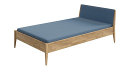 Traumliege Stiene in Eiche Massivholz mit einem Stoffkopfteil in Tintenblau.