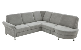 Basis-Wohnlandschaft plano|FORM Wien im Bezugsstoff Silver und silbernen Füßen. Schräge Seitenansicht.