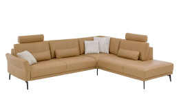 Komfort-Ecksofa plano|FORM Formello, in der Farbausführung Honey, mit Kissen und Kopfstützen