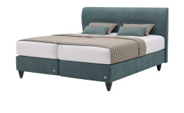 Komfort-Boxspringbett Adesso in einem blauen Bezugsstoff, mit zwei Kissen und einer Tagesdecke