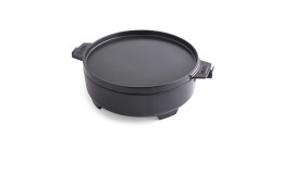 Weber Dutch Oven 2-in-1: Stapelbarer, schwarzer Gusseisenbräter mit Griffen und flachem Deckel.