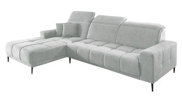 Komfort-Wohnlandschaft Luan in einem hellgrauen Bezugsstoff mit zwei Zierkissen.