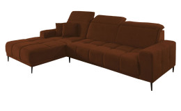 Wohnlandschaft Luan in Braun mit Ottomane links, Wohnlandschaft mit Kopfteilverstellung und gesteppten Polstern freigestellt auf weißem Grund.