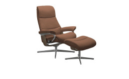 Relaxsessel mit Hocker Stressless View (M) Cross, in der Farbausführung Braun, Schrägansicht