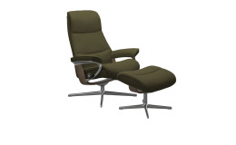 Relaxsessel mit Hocker Stressless View (M) Cross, in der Farbausführung Dark Olive, Schrägansicht