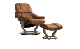 Stressless Sessel Reno mit braunem Lederbezug und eichefarbenen Gestell mit dazu passendem Hocker