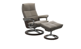 Relaxsessel mit Hocker Stressless David L Signature in Leder in der Farbe Mole mit Gestell in wenge..