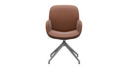 Stuhl Stressless Bay L mit einer Sitzschale in der Farbe Cognac und einem silbernen Gestell.