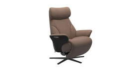 Basis-Relaxsessel Adam (M) Wood Power Sirius, in der Farbausführung Warm Brown, Schrägansicht