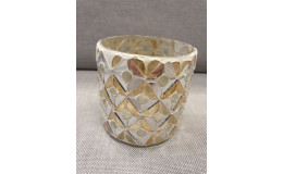Teelichthalter 8 cm von Koopman Int. B.V. mit gold-silbernem Mosaik und klaren Akzenten auf grauem Stoff.