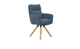 MONDO NATUR Folara-Sessel von Mondo, blau, mit Taschenfederkernpolsterung und Holzbeinen, rechts abgewinkelt auf weißem Hintergrund.