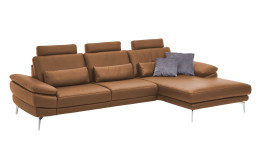 Komfort-Wohnlandschaft MONDO Ctvita, in der Farbausführung Cognac, Schrägansicht mit Kissen