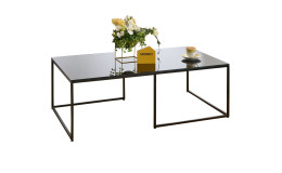 Couchtisch MONDO Garta mit einer schwarz hochglanz Glasplatte und einem schwarzem Metallgestell