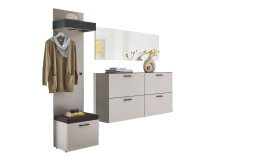 Basis-Garderobe Musterring Odessa mit Strickjacke, die auf einem Bügel hängt und weiteren Dekoartikeln