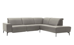 Basis-Ecksofa MR 1320 in einem Echtleder-Bezug in Grau. Schräge Frontansicht