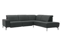 Basis-Ecksofa MR 1320 in einem Echtleder-Bezug in Steel. Schräge Frontansicht