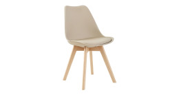 Stuhl Joey: Moderner beiger Stuhl mit Sitzfläche aus Polyurethan, Beinen aus Massivholz und skandinavischem Design auf weißem Hintergrund.