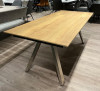 Ausziehbarer Esstisch „Klu Dekor ET158“ mit schrägen Edelstahlbeinen auf hellem Boden in einem modernen Showroom.