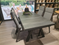 AZ-Tischgruppe „Ascella“: Graues Outdoor-Set mit Keramikplatte, gepolsterten Stühlen und ausziehbarem Tisch.