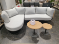 4-teiliges Garten-Lounge-Set „Garda“ mit weißer Laterne, abgebildet auf einem dunklen Boden mit Sitzgruppe und Ottomane.