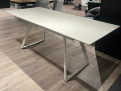Ausziehbarer Esstisch „Svea“ mit cremefarbener Tischplatte und Metallbeinen auf hellem Holzboden im Showroom.