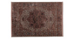 Der Teppich Velvet 140 x 200 cm zeigt ein aufwändiges, verblasstes Muster im Vintage-Stil in Burgunder- und Brauntönen.