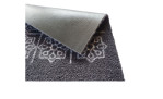 Nahaufnahme der Astra Fußmatte Miabella 50 x 150 cm, schwarz-grau gemustert, Ecke umgeschlagen, so dass die rutschfeste Rückseite zum Vorschein kommt.