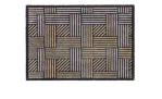Die Mondo Fußmatte Manhattan 67x100 cm ist mit beigefarbenen und schwarzen Karostreifen in wechselnden Mustern versehen.