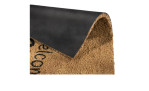 Die Astra Fußmatte Coco Smart 40 x 60 cm aus Natur-Kokos mit schwarzer Anti-Rutsch-Rückseite, teils aufgerollt.