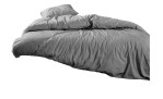 Essenza Bettwäsche Jule 135x200 cm in Grau mit Kissenbezug und Decke, ungemacht auf weißem Hintergrund.