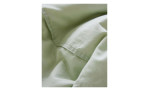 Nahaufnahme der hellgrünen Essenza Renforce-Bettwäsche Guy 155x220 cm, mit sichtbaren Nähten und weichen Falten.