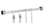 Die GEFU Küchenleiste Smartline 50 cm nimmt Küchenutensilien oder Werkzeuge auf und ist mit drei Griffen für Reinigungsgeräte ausgestattet.
