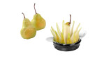 Zwei ganze Birnen und eine in Scheiben geschnittene Birne mit dem GEFU Tomaten-/Apfelteiler Pomo auf weißem Hintergrund.