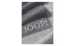 Nahaufnahme eines grauen JOOP! Seiftuch Classic 30x30 cm mit weißem Joop-Logo, das am Rand aufgestickt ist.