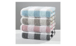 Vier gestreifte, flauschige Cawö Duschtuch Karo 70x140cm in Pastellblau, Beige, Rosa und Grau auf weißer Oberfläche.