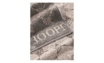 Nahaufnahme des Joop Handtuchs Classic Cornflower 50x100 cm, mit eingewebtem "JOOP!" am Rand.