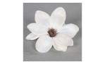 Magnolien-Clip 15 cmaus Kunststoff mit weißer Blüten, glitzernder Oberfläche und brauner Applikation in der Mitte. Auf einem grauen Hintergrund.